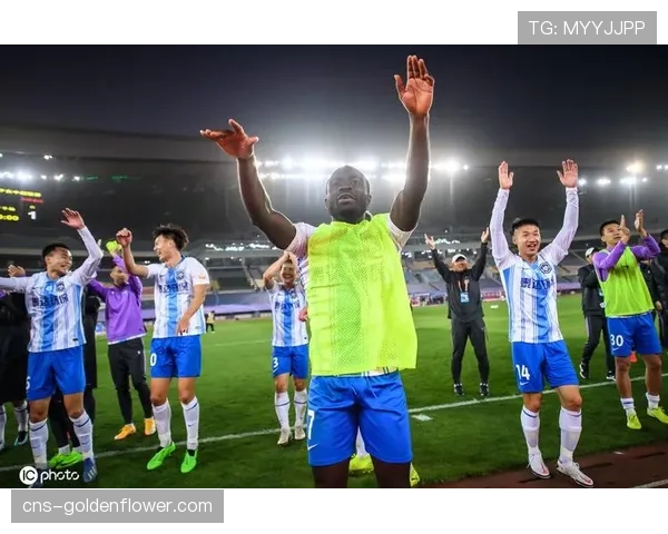 特写：终场哨响，保级对手卢顿输球，伯恩利球员在更衣室疯狂庆祝。